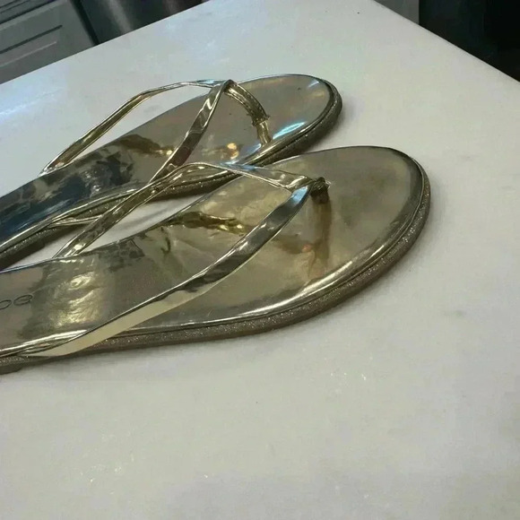 Bebe gold flip flops size 8 great condition - Picture 3 of 5